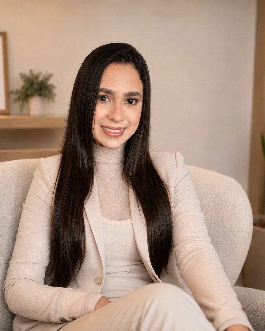 Yara Rabelo, psicóloga clínica, sorrindo em ambiente acolhedor de consultório